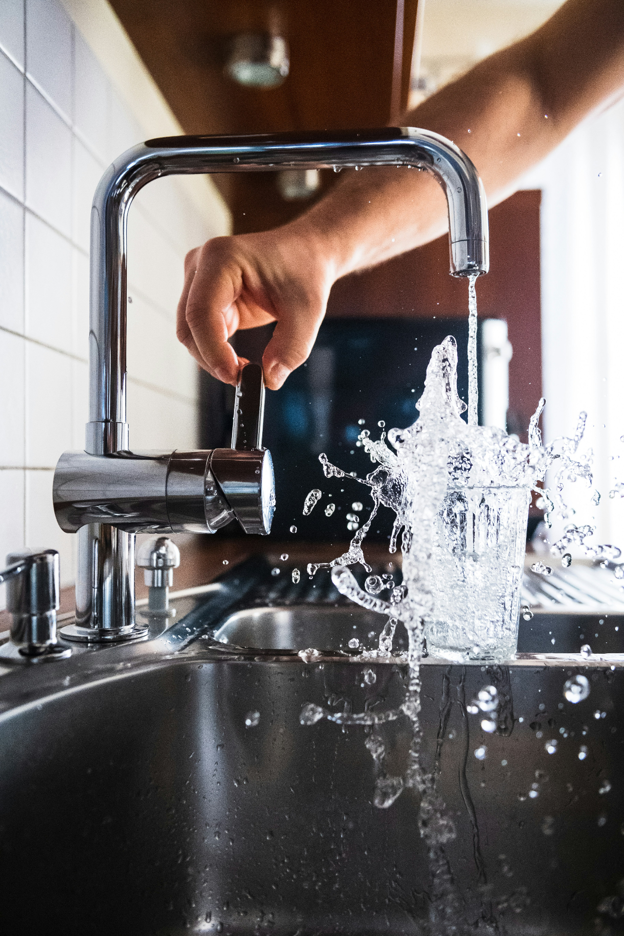 Grifo de cocina con agua corriendo — Fontanero Font Fe en Borriana